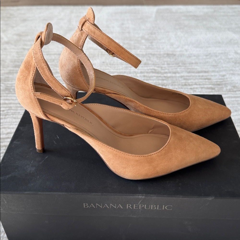 Banana Republic Side Cutout Madiso suede stiletto heels size 7.5 Biscotti Tan